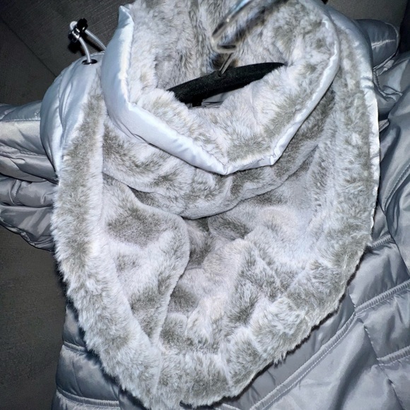Like New Nautica Puffer Jacket. Small, silver. Soft faux fur lined hood. - Picture 4 of 8